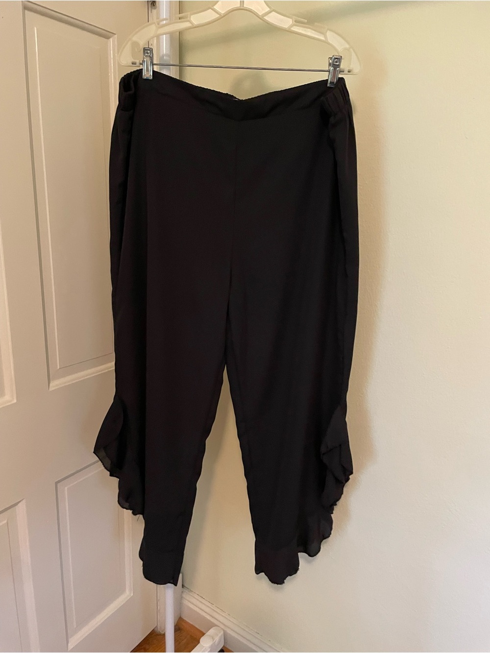 Rosegal Black Wide Leg Ruffle Hem Pants. 2X. Cropped at Ankle. Like New.
